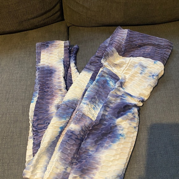 TikTok butt lifting leggings, never worn - Picture 3 of 4